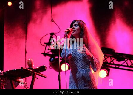 Bat per ciglia di eseguire sul John Peel stage al Glastonbury Festival 2016 Foto Stock