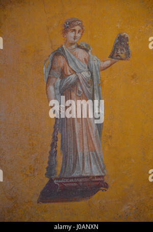 Questo frammento di affresco della casa di Giulia felice a Pompei mostra Melpomene, la musa della tragedia, risalente al 62-79 d.C. Il pezzo esemplifica le tecniche di affresco romane e l'uso artistico del colore da parte dell'Impero. Foto Stock