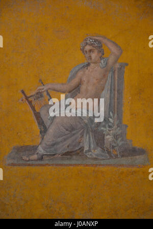 Questo frammento di affresco, raffigurante il dio Apollo, è stato trovato nella casa di Giulia felice a Pompei. Risale al i secolo d.C. ed è una testimonianza del vibrante uso del colore dell'Impero Romano nella decorazione delle pareti. Foto Stock