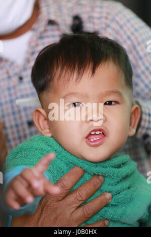 Bambini asiatici di un ragazzo in taglio di capelli,concetto moda e bellezza di buona salute dell'infanzia. Foto Stock