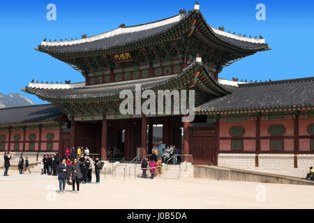 La gente del posto e i turisti a palazzo Gyeongbokgung, il principale Palazzo Reale della Dinastia Joseon. Costruito nel 1395, situato nella zona nord di Seul, Corea del Sud Foto Stock