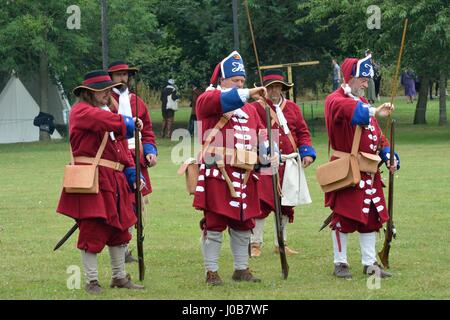 Tatuaggio militare COLCHESTER ESSEX REGNO UNITO 8 Luglio 2014: fila di soldati redcoat con pistole di ricreazione Foto Stock