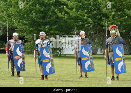 Tatuaggio militare COLCHESTER ESSEX REGNO UNITO 8 Luglio 2014: soldati romani in parata drill Foto Stock