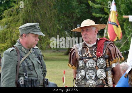 Tatuaggio militare COLCHESTER ESSEX REGNO UNITO 8 Luglio 2014: soldato romano in chat al soldato tedesco in ri-enactmentl Foto Stock