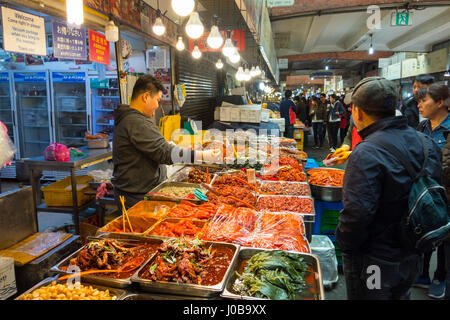 La gente del posto e i turisti a Noryangjin Pesca Mercato all'ingrosso, un esteso gli agricoltori al mercato del pesce nel quartiere di Noryangjin-dong in Dongjak-gu, S Foto Stock