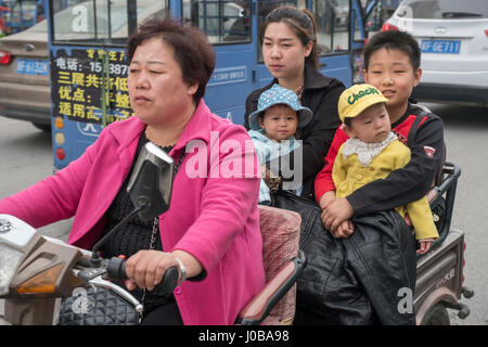 Una famiglia in Xiong County, nella provincia di Hebei (Cina). 09-Apr-2017 Foto Stock