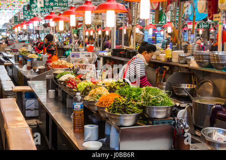 La gente del posto e i turisti a Noryangjin Pesca Mercato all'ingrosso, un esteso gli agricoltori al mercato del pesce nel quartiere di Noryangjin-dong in Dongjak-gu, S Foto Stock