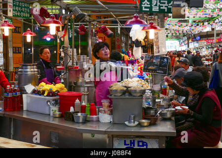 La gente del posto e i turisti a Noryangjin Pesca Mercato all'ingrosso, un esteso gli agricoltori al mercato del pesce nel quartiere di Noryangjin-dong in Dongjak-gu, S Foto Stock