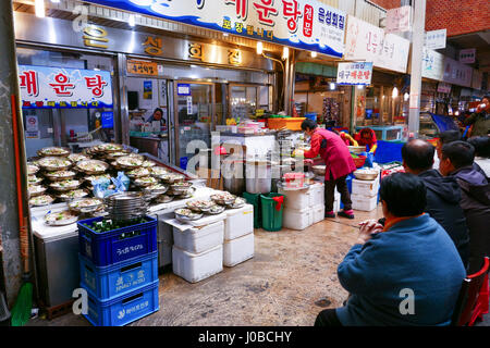 La gente del posto e i turisti a Noryangjin Pesca Mercato all'ingrosso, un esteso gli agricoltori al mercato del pesce nel quartiere di Noryangjin-dong in Dongjak-gu, S Foto Stock