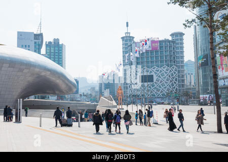 La gente del posto e i turisti a piedi dal design di Dongdaemun park (DDP), progettato da Zaha Hadid con un distintivamente neofuturistic design. Foto Stock