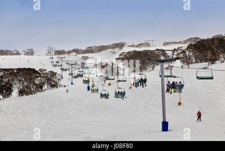 Stazione sciistica di Australia - montagne innevate. Perisher valle funivia trasporta gli sciatori di cime tra campi di neve e neve-gum alberi. Foto Stock