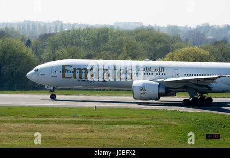 Emirates Boeing 777 pronto al decollo all'Aeroporto di Birmingham, UK (A6-EBF) Foto Stock