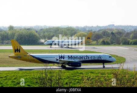 La Monarch Airbus A321 (G-OZBE) e A320 (G-ZBAU) aeromobile all'Aeroporto di Birmingham, Regno Unito Foto Stock