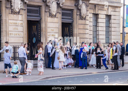 Il Neo-classico Guildhall da Edwin Cooper, 1913-16, Kingston-upon-Hull, Yorkshire, Inghilterra, con una festa di nozze al di fuori Foto Stock