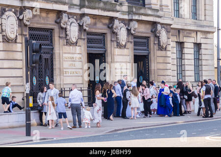 Il Neo-classico Guildhall da Edwin Cooper, 1913-16, Kingston-upon-Hull, Yorkshire, Inghilterra, con una festa di nozze al di fuori Foto Stock