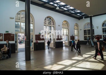 "Il treno via e del cestello " arte di installazione da Claire barbiere per Hull City della cultura 2017 stazione di Paragon Kingston-upon-Hull Yorkshire Inghilterra Foto Stock