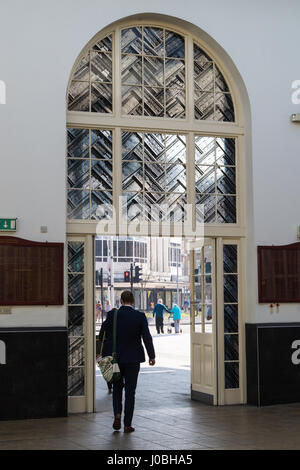 "Il treno via e del cestello " arte di installazione da Claire barbiere per Hull City della cultura 2017 stazione di Paragon Kingston-upon-Hull Yorkshire Inghilterra Foto Stock