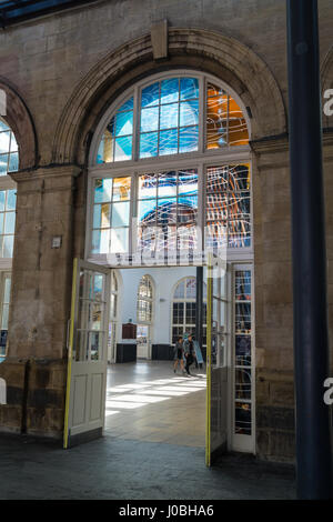 "Il treno via e del cestello " arte di installazione da Claire barbiere per Hull City della cultura 2017 stazione di Paragon Kingston-upon-Hull Yorkshire Inghilterra Foto Stock