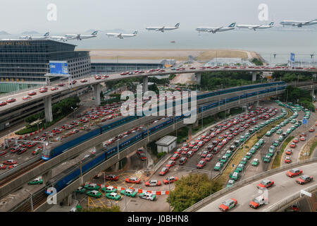 HONG KONG CINA: Vi siete mai chiesti che cosa la tua città sarebbe simile se il taxi ha stabilito le strade? Queste immagini sconcertante dare uno sguardo in uno strano mondo dove dominano i taxi come concettualizzato da un fotografo di viaggio. Il rosso e il taxi bianco di Kowloon in Hong Kong può essere visto il naso alla coda serpeggiando intorno alla città iconica. Altre foto mostrano una formazione di aerei in cielo così come elevati i tram. Fotografo australiano Peter Stewart (31), che ora vivono ad Hong Kong immaginato questo taxi prendere in consegna e trascorso fino a sei ore di accurato per produrre ciascuna fotografia completa. Foto Stock