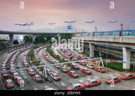 HONG KONG CINA: Vi siete mai chiesti che cosa la tua città sarebbe simile se il taxi ha stabilito le strade? Queste immagini sconcertante dare uno sguardo in uno strano mondo dove dominano i taxi come concettualizzato da un fotografo di viaggio. Il rosso e il taxi bianco di Kowloon in Hong Kong può essere visto il naso alla coda serpeggiando intorno alla città iconica. Altre foto mostrano una formazione di aerei in cielo così come elevati i tram. Fotografo australiano Peter Stewart (31), che ora vivono ad Hong Kong immaginato questo taxi prendere in consegna e trascorso fino a sei ore di accurato per produrre ciascuna fotografia completa. Foto Stock