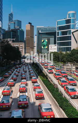 HONG KONG CINA: Vi siete mai chiesti che cosa la tua città sarebbe simile se il taxi ha stabilito le strade? Queste immagini sconcertante dare uno sguardo in uno strano mondo dove dominano i taxi come concettualizzato da un fotografo di viaggio. Il rosso e il taxi bianco di Kowloon in Hong Kong può essere visto il naso alla coda serpeggiando intorno alla città iconica. Altre foto mostrano una formazione di aerei in cielo così come elevati i tram. Fotografo australiano Peter Stewart (31), che ora vivono ad Hong Kong immaginato questo taxi prendere in consegna e trascorso fino a sei ore di accurato per produrre ciascuna fotografia completa. Foto Stock