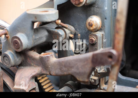 Vecchio arrugginito macchina da stampa complesso meccanismo di metallo con close up dettagli Foto Stock