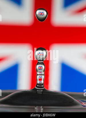 Brexit - REGNO UNITO diventando deframmentato, scollata, cadendo concetto con gocce d'acqua goccioline con Union Jack flag dietro e riflessa in gocce Foto Stock