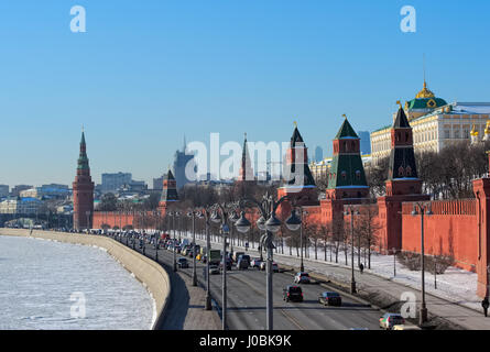 Mosca, Russia - 06 February, 2017: Panorama di Mosca, in vista del Cremlino di Mosca e il Cremlino terrapieno su un inverno giornata di sole Foto Stock