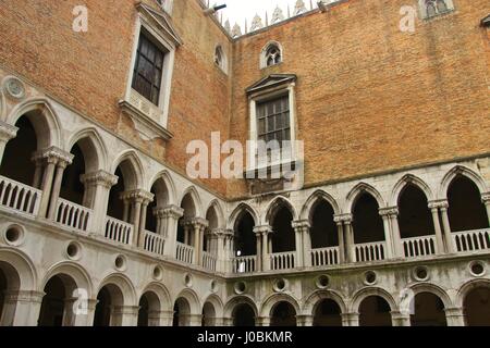 Nel cortile del Palazzo Ducale o Palazzo del Doge. Piazza San Marco, Venezia, Italia, Europa. Foto Stock