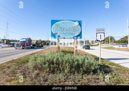 Key Largo, Fl, Stati Uniti d'America - 16 Marzo 2017: Benvenuti in Key Largo segno presso l'autostrada numero uno in Florida, Stati Uniti Foto Stock