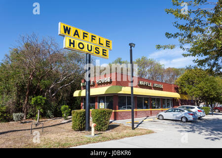 Key Largo, Fl, Stati Uniti d'America - 16 Marzo 2017: vista esterna di un Waffle House Restaurant in Key Largo. Florida, Stati Uniti Foto Stock