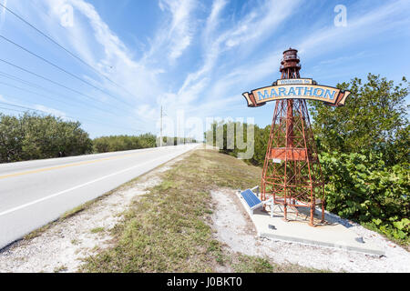 Chiave di maratona, Fl, Stati Uniti d'America - 16 Marzo 2017: Benvenuti alla maratona segno chiave su un faro a lato strada. Florida, Stati Uniti Foto Stock