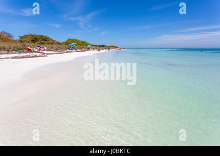 Bahia Honda, Fl, Stati Uniti d'America - 16 Marzo 2017: una bellissima spiaggia di sabbia bianca a Bahia Honda stato chiave park. Florida Keys, Stati Uniti Foto Stock