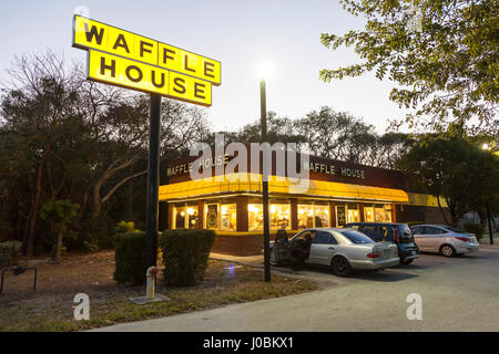 Key Largo, Fl, Stati Uniti d'America - 16 Marzo 2017: vista esterna di un Waffle House Restaurant in Key Largo. Florida, Stati Uniti Foto Stock