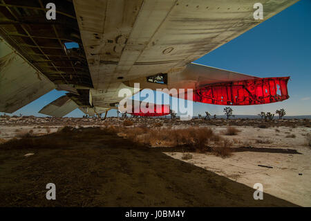 Stati Uniti D'AMERICA: spettacolare scena notturna immagini hanno gettato nuova luce sul deserto siti militari in tutta l'America. La luce atmosferica dipinti mostrano un illuminato rivestito di graffiti Lockheed PV-2 arpione e una in disuso bunker militare. Altre fotografie mostrano un viola tingono simulatore radar che guarda come qualcosa da un film di fantascienza e il rosso incandescente rimane del SF-87C Hawk Hill post radar. La spettacolare scatti, con lunghe esposizioni con nessun photoshopping, sono state scattate dal fotografo Noel Kerns (55) da Dallas, Texas, Stati Uniti d'America. Per prendere le sue foto, Noel utilizzato una fotocamera Nikon. Noel Kerns / m Foto Stock