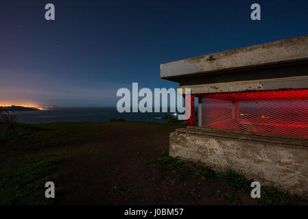 Stati Uniti D'AMERICA: spettacolare scena notturna immagini hanno gettato nuova luce sul deserto siti militari in tutta l'America. La luce atmosferica dipinti mostrano un illuminato rivestito di graffiti Lockheed PV-2 arpione e una in disuso bunker militare. Altre fotografie mostrano un viola tingono simulatore radar che guarda come qualcosa da un film di fantascienza e il rosso incandescente rimane del SF-87C Hawk Hill post radar. La spettacolare scatti, con lunghe esposizioni con nessun photoshopping, sono state scattate dal fotografo Noel Kerns (55) da Dallas, Texas, Stati Uniti d'America. Per prendere le sue foto, Noel utilizzato una fotocamera Nikon. Noel Kerns / m Foto Stock