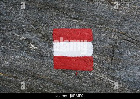 Bandiera austriaca dipinta sulla roccia. trail mark. naturale intero sfondo del telaio Foto Stock
