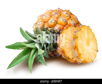 Baby ananas isolato su sfondo bianco con tracciato di ritaglio Foto Stock