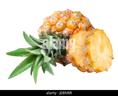 Baby ananas isolato su sfondo bianco con tracciato di ritaglio Foto Stock