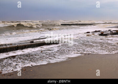 Tempestoso Mare Mediterraneo la rottura sul lungomare in Spagna gennaio 2017 Foto Stock