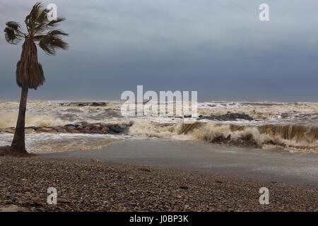 Tempestoso mare mediterraneo in Moncofa la Spagna nel gennaio 2017 Foto Stock