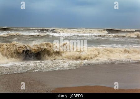 Tempestoso mare mediterraneo in Moncofa la Spagna nel gennaio 2017 Foto Stock