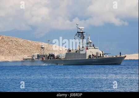 Marina ellenica imbarcazione di pattuglia Mykonios Antipliarchos diparte Emborio porto sull'isola greca di Halki. Il francese peschereccio costruito è entrato in servizio nel 1978 Foto Stock