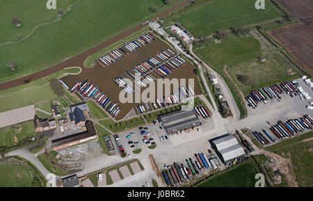 Vista aerea di un cantiere narrowboat, Cheshire, Regno Unito Foto Stock