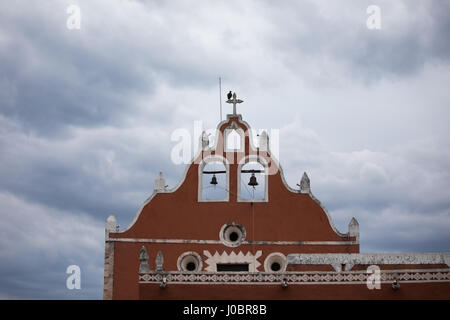 Vista sulla città di chiesa tradizionale di Valladolid città vecchia. Valladolid, Messico. Foto Stock