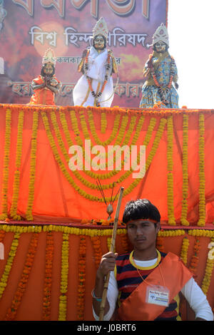 Kolkata, India. Xi Apr, 2017. Visha Hindu Parishad dirigenti e militanti prendere parte in un rally in occasione della Ram e Mahotsav Hanuman Jayanti in Kolkata. Credito: Saikat Paolo/Pacific Press/Alamy Live News Foto Stock