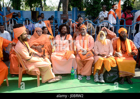 Kolkata, India. Xi Apr, 2017. Santo indù di uomini e donne durante il rally organizzato dal VHP. Vishwa Hindu Parishad dirigenti e militanti prendere parte in un rally in occasione della Ram e Mahotsav Hanuman Jayanti in Kolkata. Credito: Saikat Paolo/Pacific Press/Alamy Live News Foto Stock