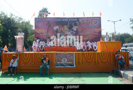 Kolkata, India. Xi Apr, 2017. Visha Hindu Parishad dirigenti e militanti prendere parte in un rally in occasione della Ram e Mahotsav Hanuman Jayanti in Kolkata. Credito: Saikat Paolo/Pacific Press/Alamy Live News Foto Stock