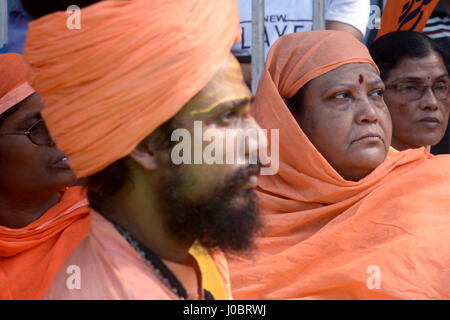 Kolkata, India. Xi Apr, 2017. Santo indù di uomini e donne durante il rally organizzato dal VHP. Vishwa Hindu Parishad dirigenti e militanti prendere parte in un rally in occasione della Ram e Mahotsav Hanuman Jayanti in Kolkata. Credito: Saikat Paolo/Pacific Press/Alamy Live News Foto Stock