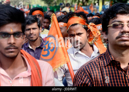 Kolkata, India. Xi Apr, 2017. Visha Hindu Parishad dirigenti e militanti prendere parte in un rally in occasione della Ram e Mahotsav Hanuman Jayanti in Kolkata. Credito: Saikat Paolo/Pacific Press/Alamy Live News Foto Stock